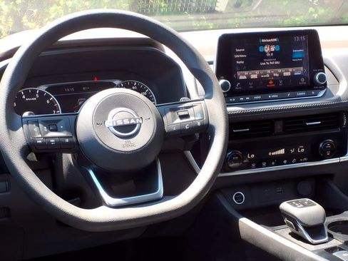 Used 2023 Nissan Rogue SV AWD/4WD image 10