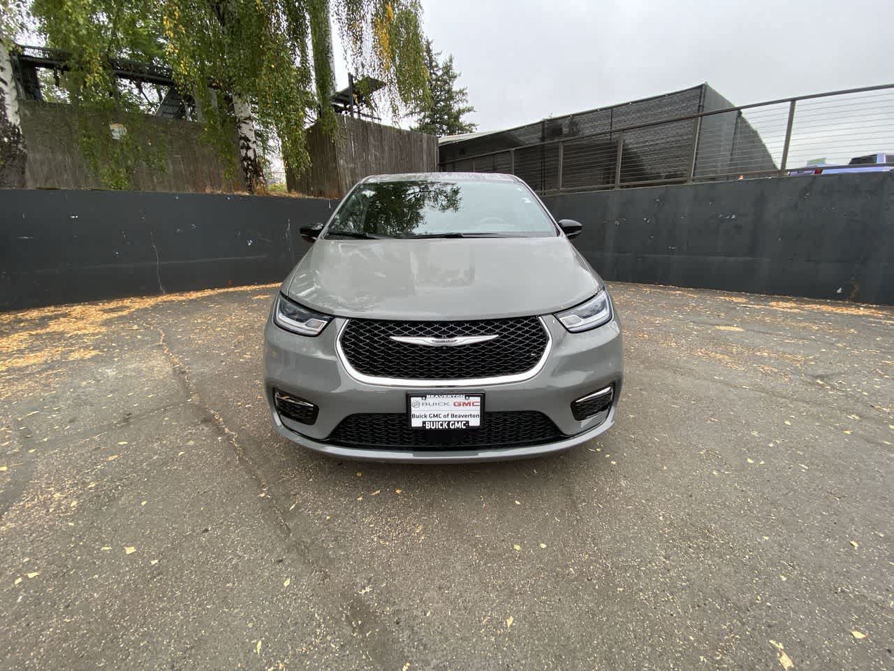 Used 2025 Chrysler Pacifica Select FWD image 9