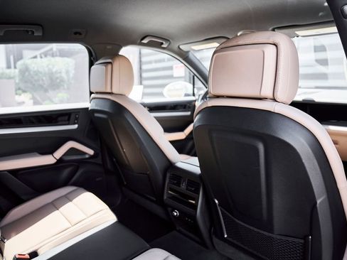 Used 2025 Porsche Cayenne image 37