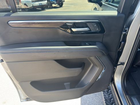 Used 2025 Chevrolet Suburban Z71 AWD/4WD image 18