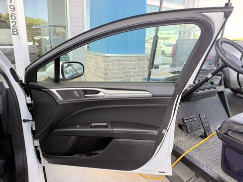 Used 2019 Ford Fusion SE FWD image 18