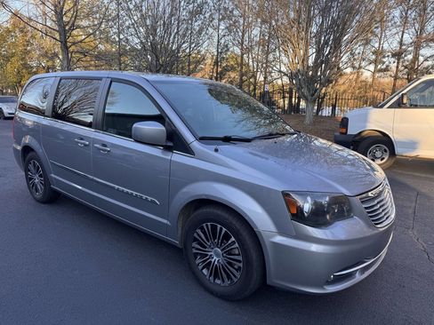 Used 2014 Chrysler Town & Country S image 7