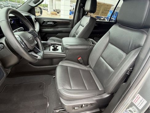 Used 2025 Chevrolet Suburban Z71 AWD/4WD image 24