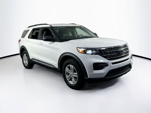 Used 2022 Ford Explorer XLT AWD/4WD image 3