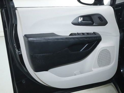 Used 2024 Chrysler Pacifica Touring-L FWD image 15