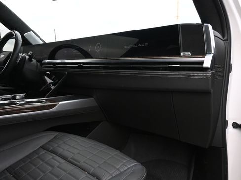 Certified 2025 Cadillac Escalade Sport Platinum w/ LPO, Floor Liner Package AWD/4WD image 25