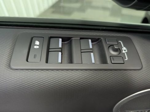 Used 2024 Land Rover Discovery Dynamic SE AWD/4WD image 16