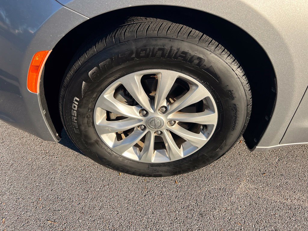 Used 2017 Chrysler Pacifica Touring-L FWD image 12