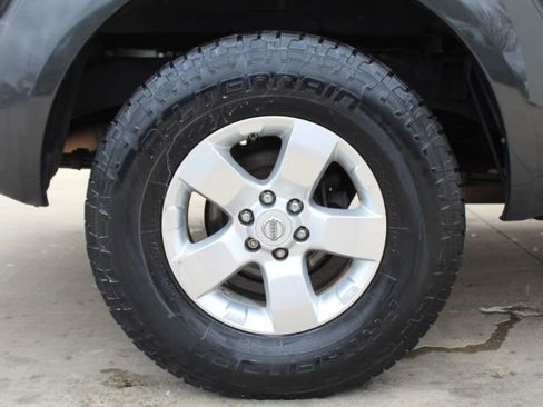 Used 2010 Nissan Frontier SE w/ SE Value Truck Pkg image 12