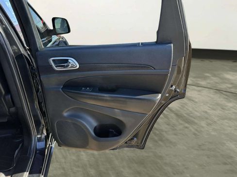 Used 2018 Jeep Grand Cherokee Laredo image 18