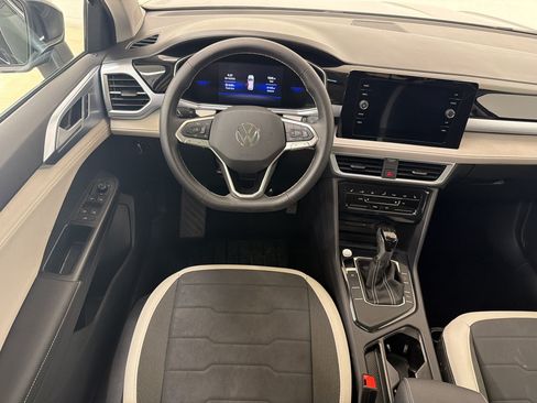 Used 2025 Volkswagen Taos SE w/ Panoramic Sunroof Package FWD image 25