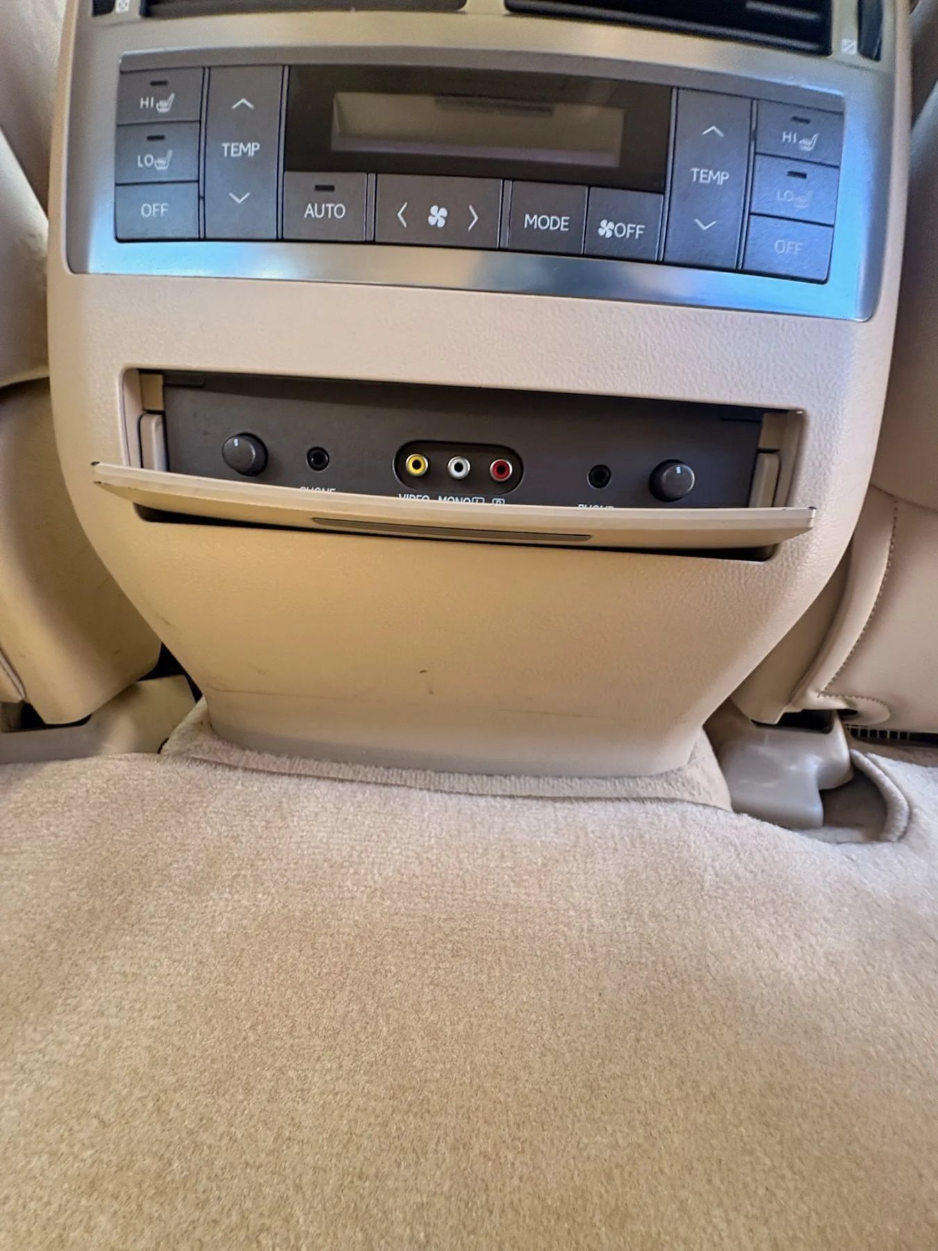 Used 2011 Lexus LX 570 4WD w/ Luxury Pkg image 42