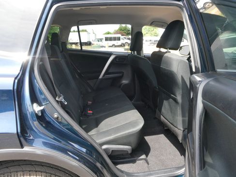 Used 2018 Toyota RAV4 LE AWD/4WD image 25