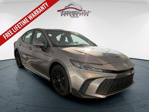 Used 2025 Toyota Camry SE FWD image 1