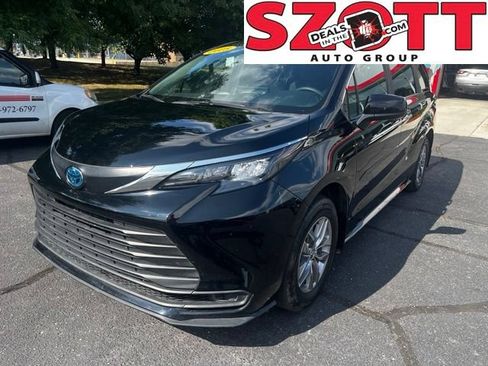 Used 2025 Toyota Sienna LE AWD/4WD image 1