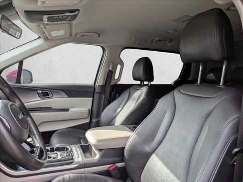 Used 2024 Kia Carnival LX image 11