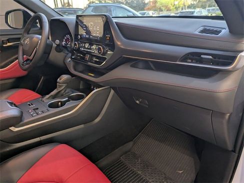 Used 2024 Toyota Highlander FWD image 29