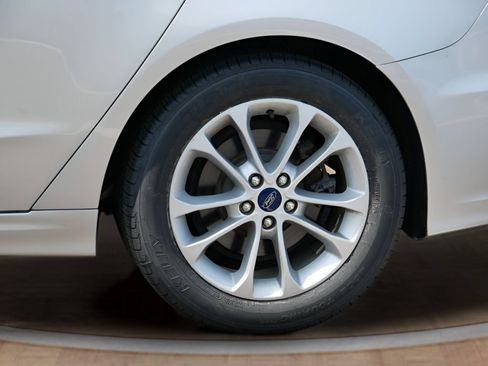 Used 2019 Ford Fusion SE FWD image 9