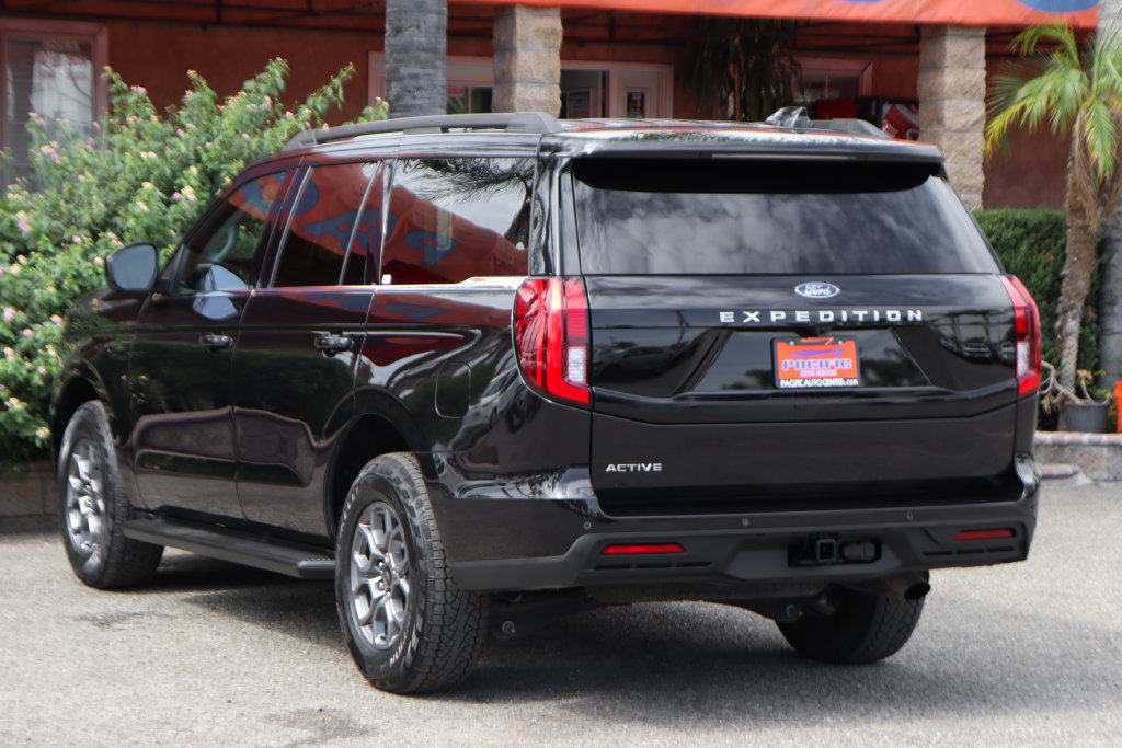 Used 2025 Ford Expedition Active AWD/4WD image 6