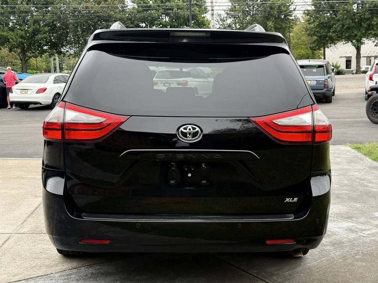 Used 2015 Toyota Sienna XLE w/ XLE Navigation Package FWD image 4