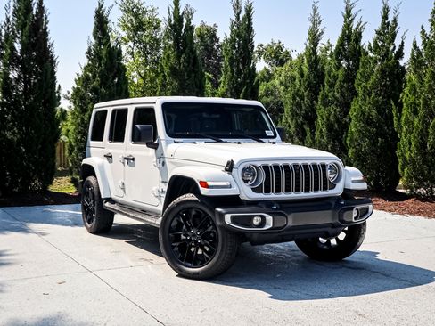 Used 2024 Jeep Wrangler Unlimited Sahara w/ Technology Group AWD/4WD image 2