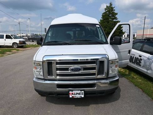 Used 2009 Ford E-150 and Econoline 150 Wagon RWD image 2