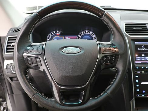 Used 2016 Ford Explorer Platinum image 18