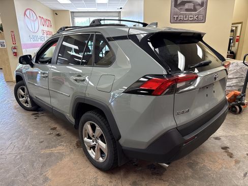Used 2021 Toyota RAV4 XLE Premium AWD/4WD image 8