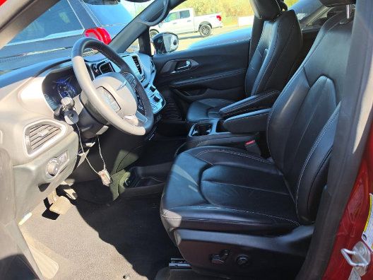 Used 2025 Chrysler Pacifica Select FWD image 3