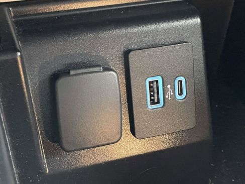 Used 2022 Ford Explorer XLT image 8