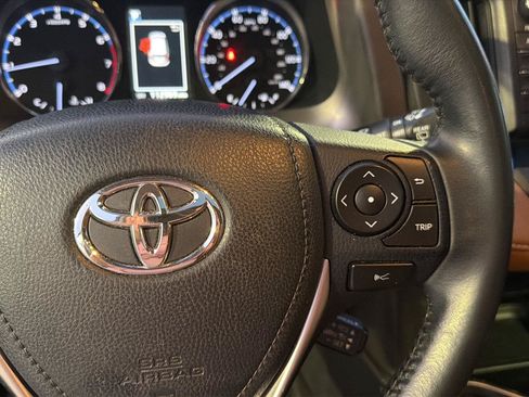 Used 2018 Toyota RAV4 Limited FWD image 21