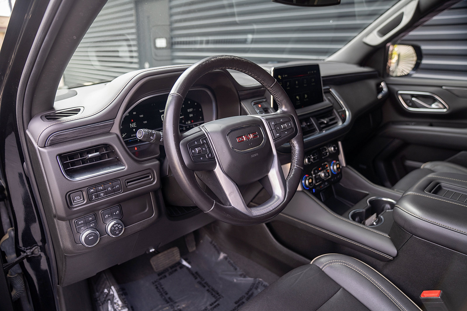 Used 2022 GMC Yukon XL SLT w/ SLT Luxury Package AWD/4WD image 4