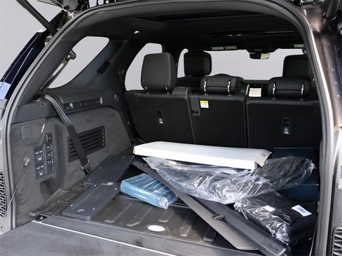 Used 2025 Land Rover Discovery Metropolitan Edition image 35