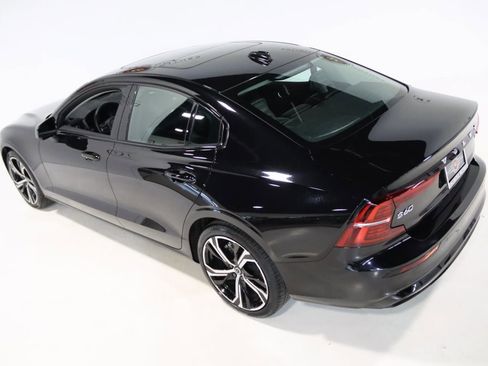 Used 2025 Volvo S60 B5 Core image 11