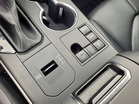 Used 2023 Toyota Highlander XLE image 17