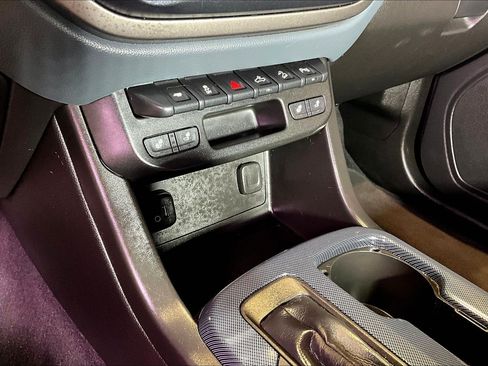 Used 2022 Chevrolet Colorado Z71 AWD/4WD image 17