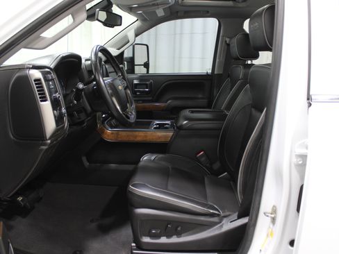 Used 2019 Chevrolet Silverado 2500 High Country w/ Duramax Plus Package image 3