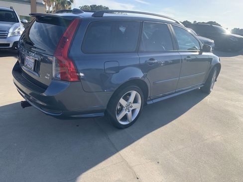 Used 2010 Volvo V50 T5 R-Design image 6