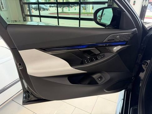 Used 2025 BMW M5 w/ Carbon Package image 8