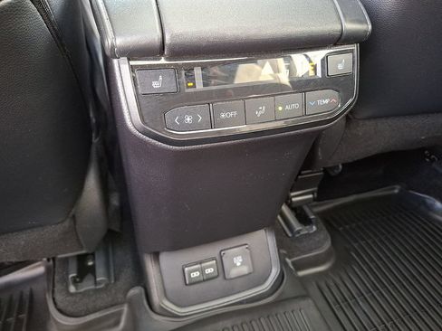 Used 2024 Toyota Highlander Platinum AWD/4WD image 11