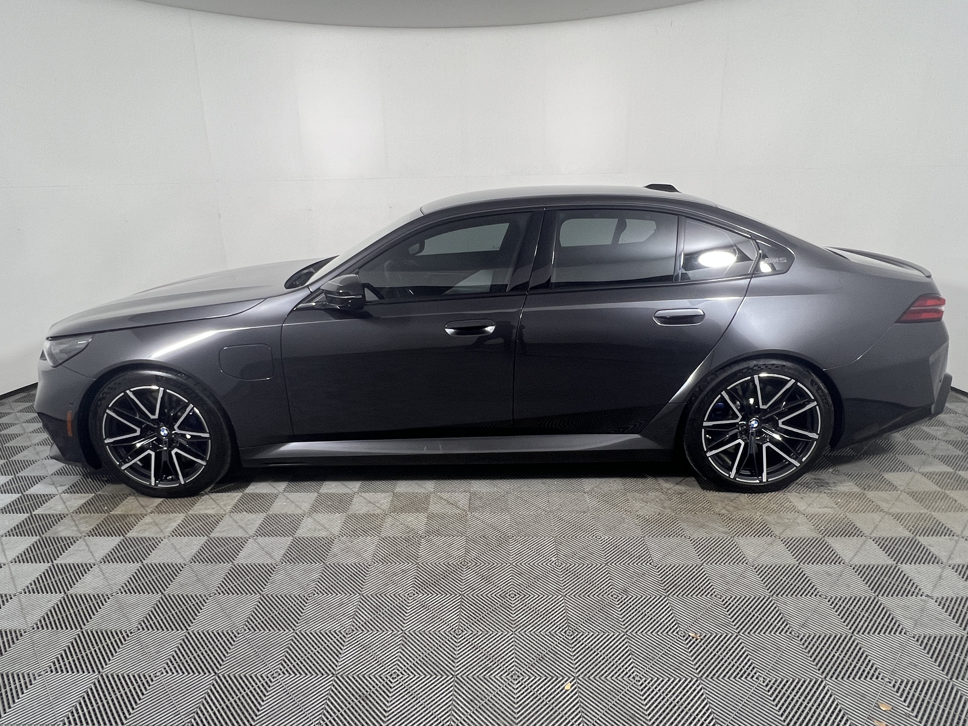 Used 2025 BMW M5 w/ Executive Package AWD/4WD image 2