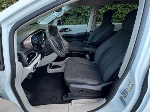 Used 2017 Chrysler Pacifica LX image 9