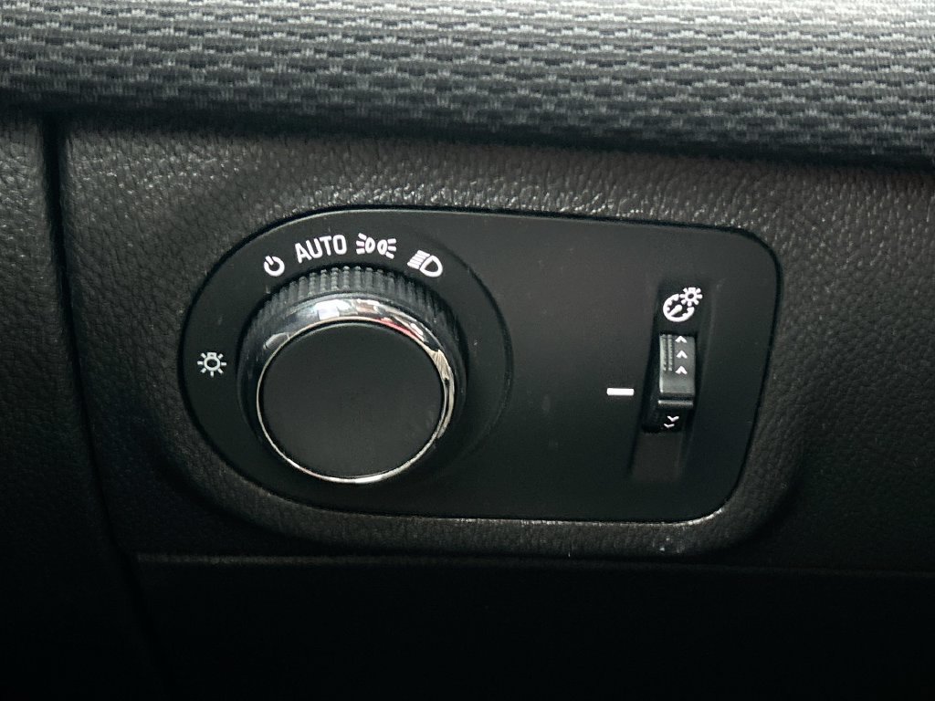 Used 2018 Chevrolet Cruze LS FWD image 15