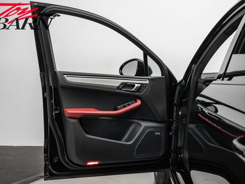 Used 2020 Porsche Macan Turbo image 17