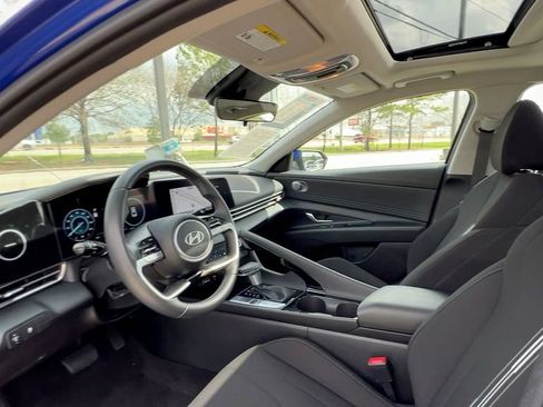 Used 2025 Hyundai Elantra SEL image 33