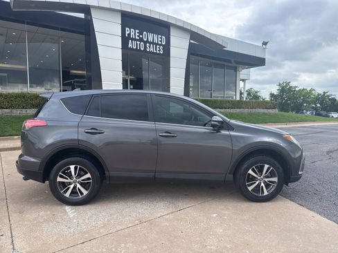 Used 2018 Toyota RAV4 XLE FWD image 2
