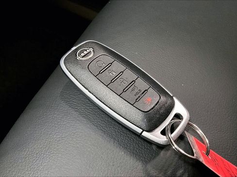 Used 2023 Nissan Rogue SL image 17