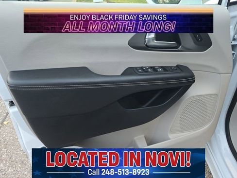 Used 2022 Chrysler Pacifica Touring-L image 15