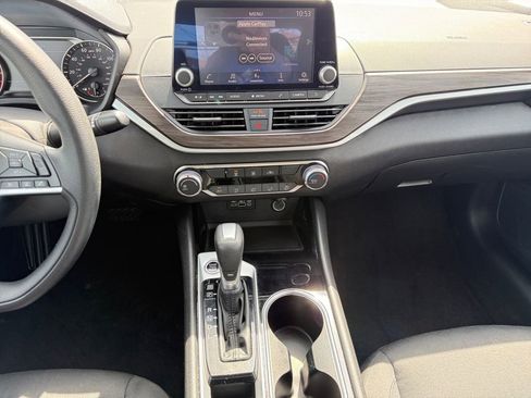 Used 2024 Nissan Altima 2.5 SV image 11