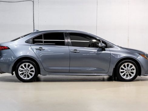 Used 2020 Toyota Corolla XLE image 12